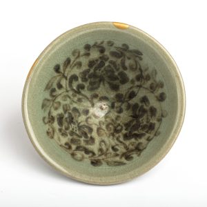 高麗青磁牡丹唐草文茶碗