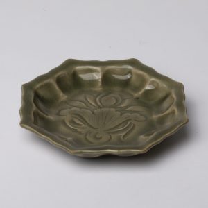 青磁刻蓮文八角盤